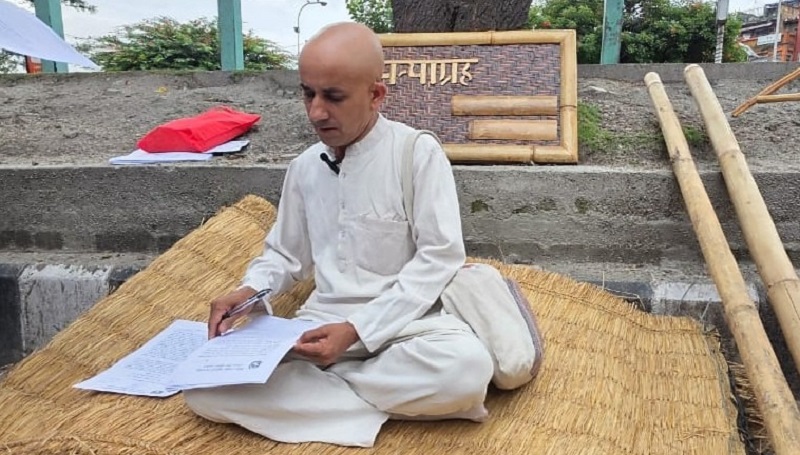बाँस प्रवर्द्धनमा जुट्नुभएका नगर प्रमुख सत्याग्रहमा   